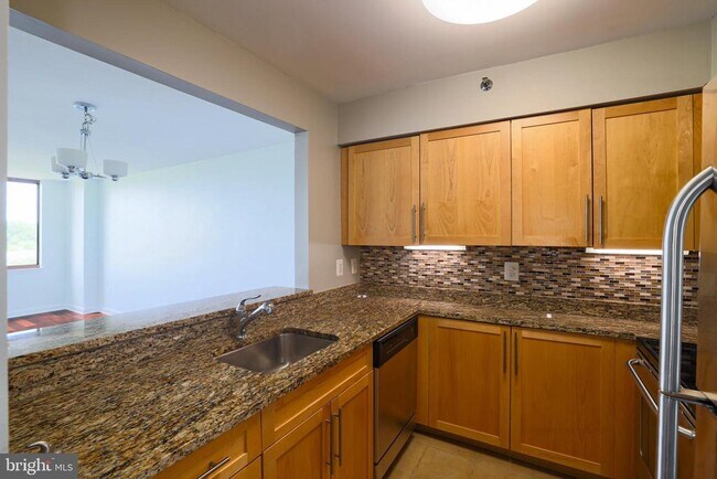 Building Photo - 10101 Grosvenor Pl