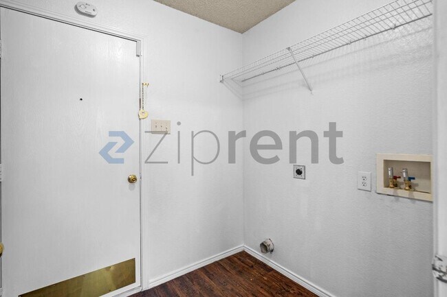 Building Photo - 1836 Vineridge Ln