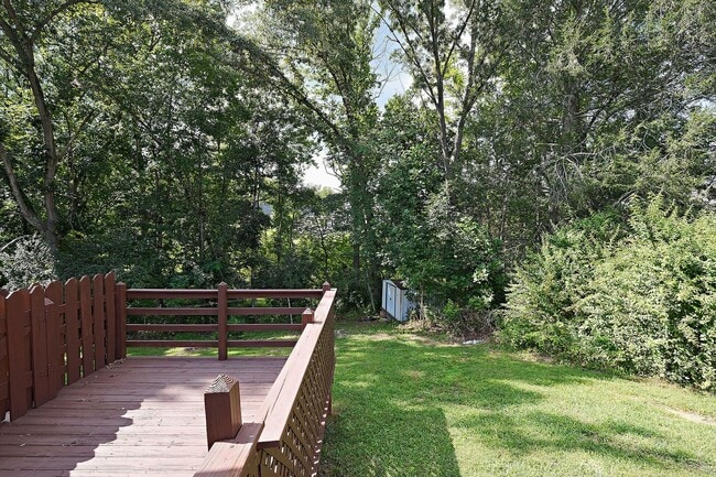 Building Photo - Move-in Ready One Level Home Walkable to C...