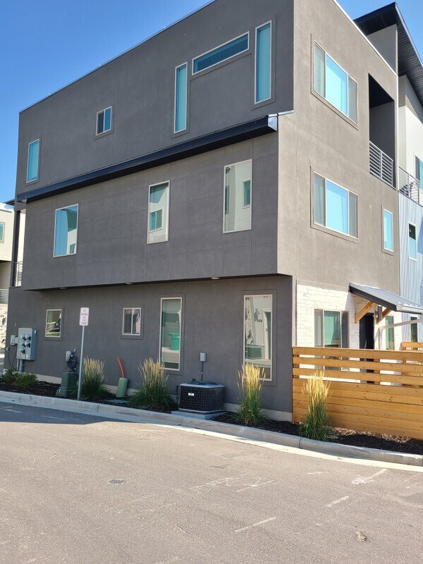 Building Photo - 2242 525 W