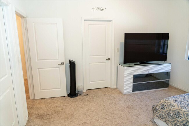 Building Photo - 1176 SW 7th Ct