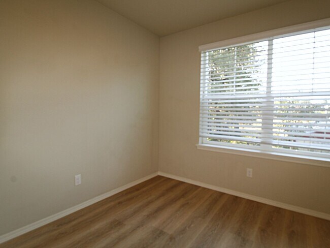 Building Photo - Modern 3x2.5 Townhome Retreat in NE Bend