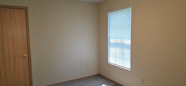 Building Photo - 3 Bedroom 2 Bathroom close to Missouri State University for $1295!