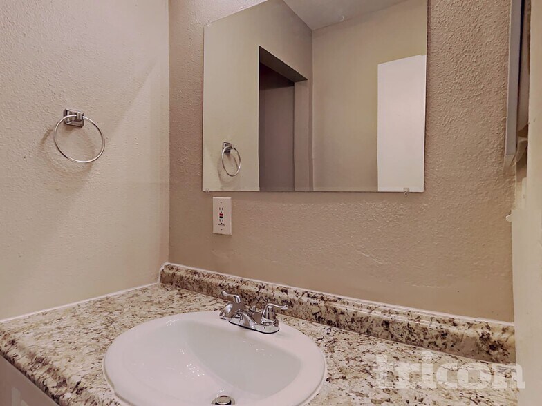 Building Photo - 1408 Highview Rd