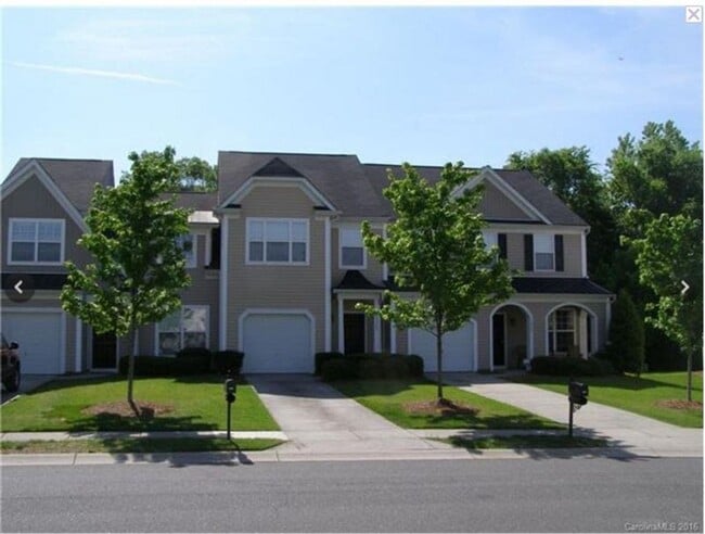 Building Photo - Location, Location, Location! 3 Bedroom 2....