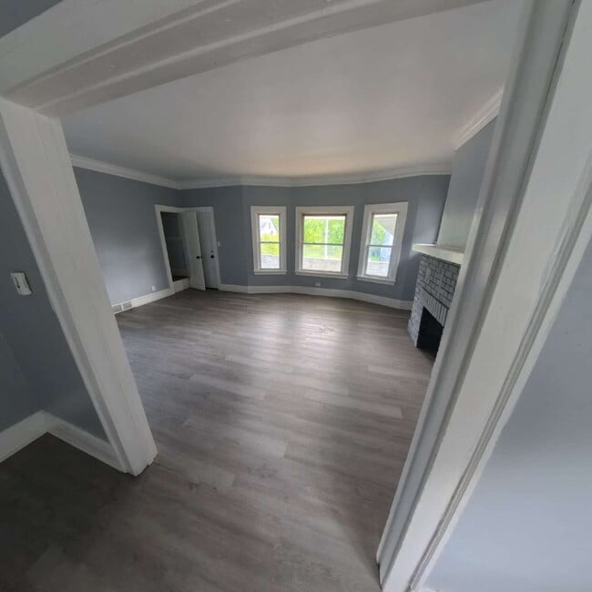 Building Photo - "3-Bedroom Duplex - 1210 Sq Ft of Comfort!"