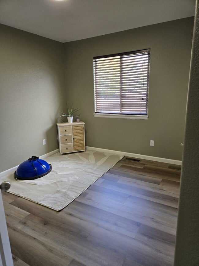 Building Photo - 1343 S Cora Ave