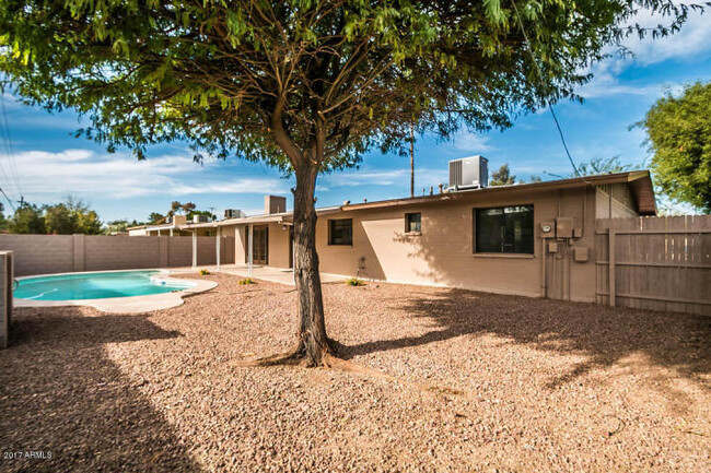 Building Photo - COMPLETELY REMODELED 4 BEDROOM, 2 BATH TEM...