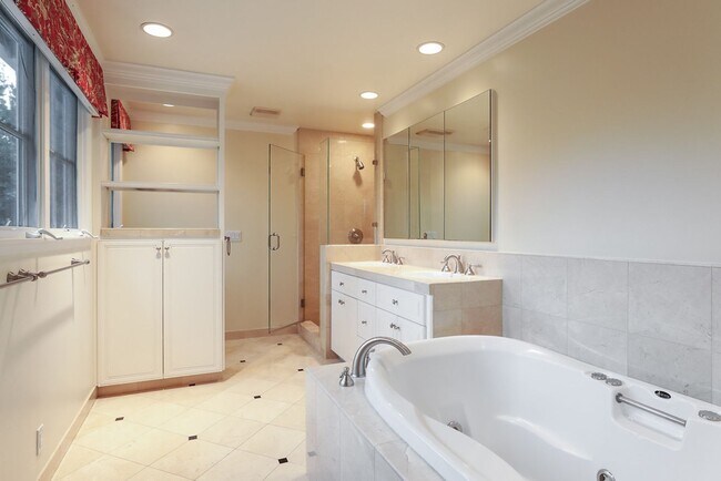 Building Photo - Expansive 6 Bed, 3.5 Bath Executive Home i...