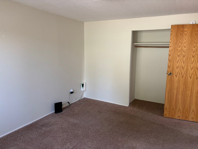 Building Photo - 705 Hidden Ln