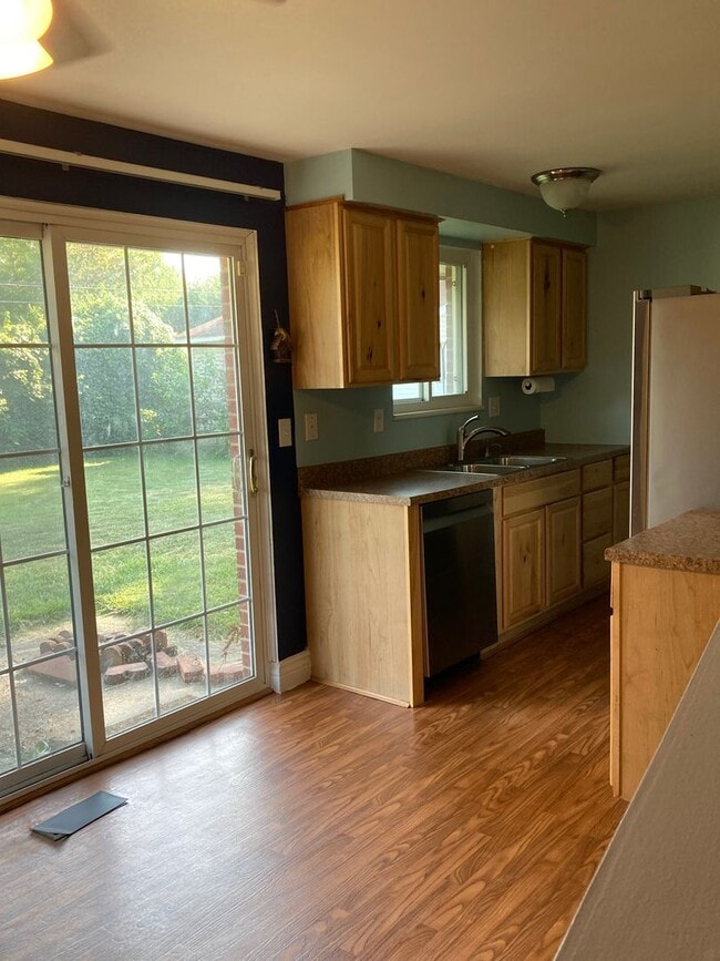 Building Photo - 3 Bedroom, 1 Bath Ranch Home w/Attached 1 ...