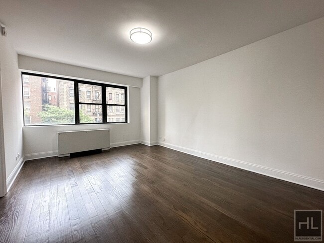 Building Photo - 145 E 16th St