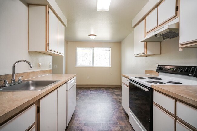 Building Photo - Live by the Lake-- Quiet Corvallis Living - REDUCED RENT!