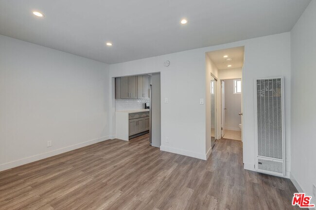 Building Photo - 4136 Grand View Blvd