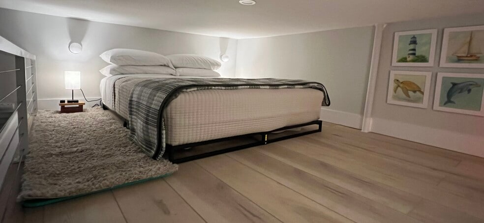 Queen Bed in loft. Dimnable Lamps. - 1220 Newton St