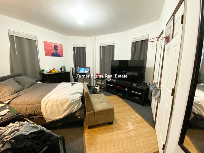 Building Photo - 10 Parker Hill Ave