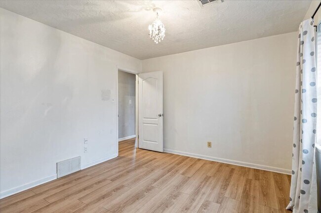 Building Photo - 7522 NW Stonegate Dr
