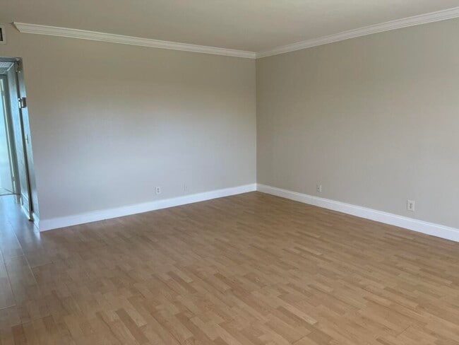 Building Photo - 472 Saxony Way