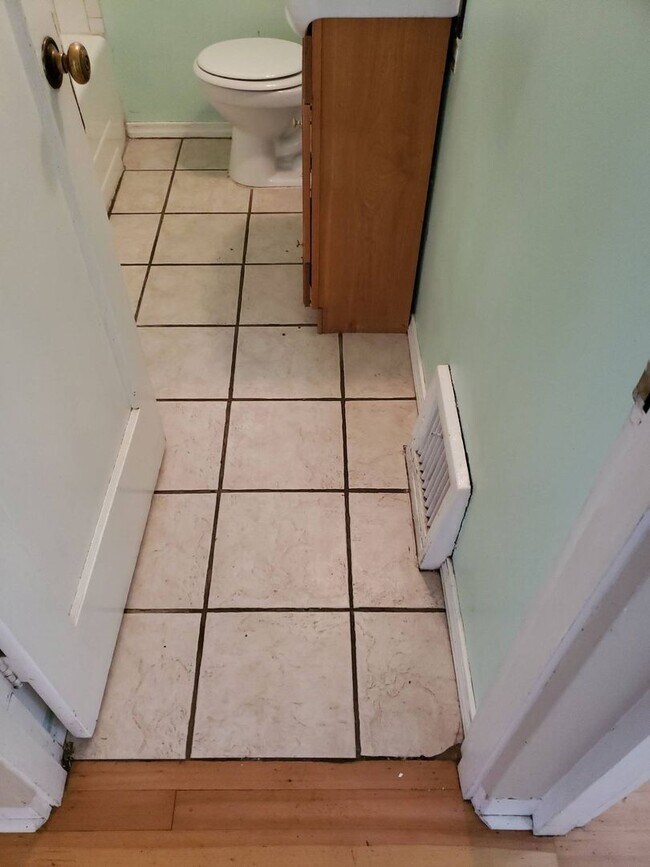 Building Photo - 1005 NE D St