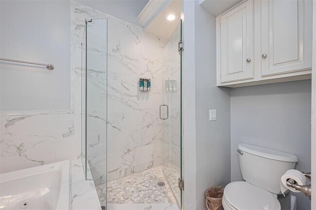 Building Photo - 8711 Pines Pl Dr