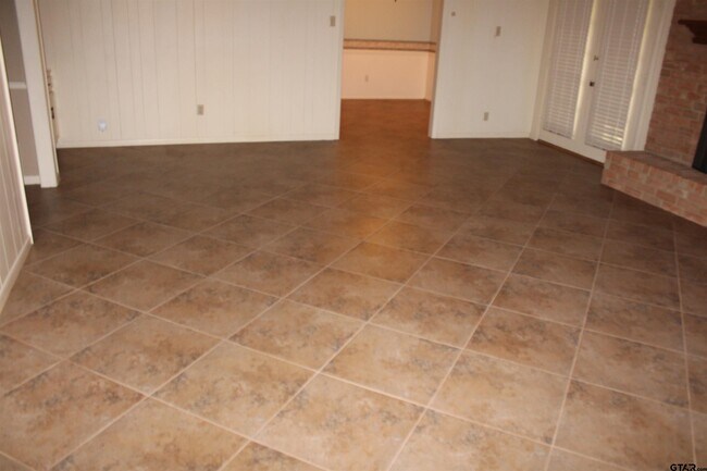Building Photo - 713 Meadow Creek Dr