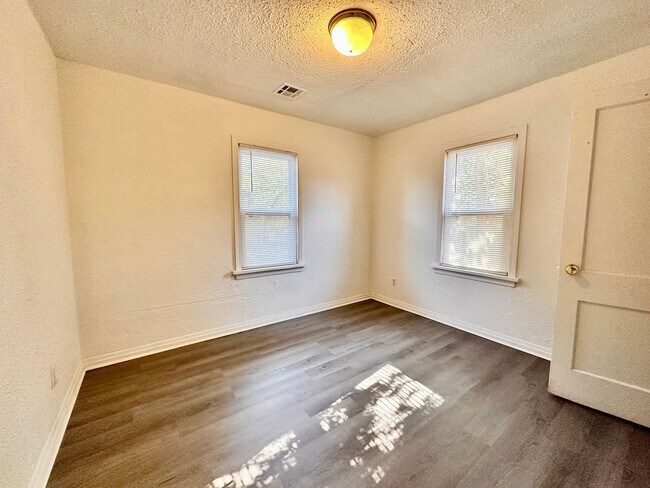 Building Photo - Three bedroom OKC Home