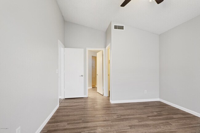 Building Photo - 1120 N Val Vista Dr