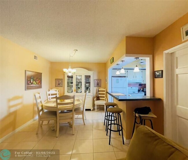 Building Photo - 651 Pine Dr