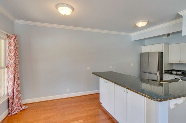 Building Photo - Spacious 2BR/2BA End Unit Condo in Desirab...