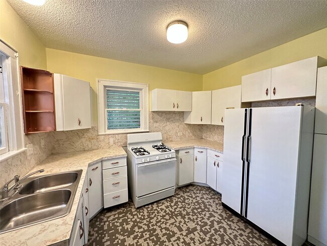 Building Photo - 3828 Avenue S 1/2