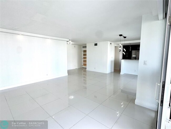 Building Photo - 2800 E Sunrise Blvd