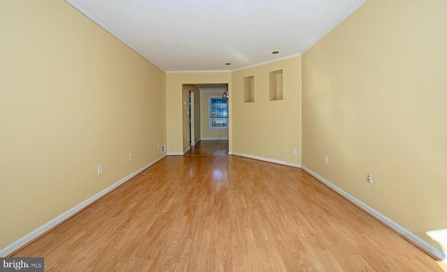 Building Photo - 8 Pond View Dr