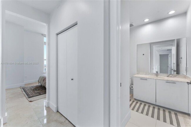 Building Photo - 950 Brickell Bay Dr