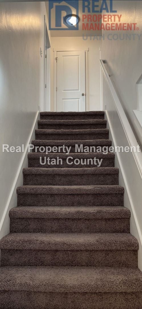 Building Photo - Pet Friendly Townhouse
