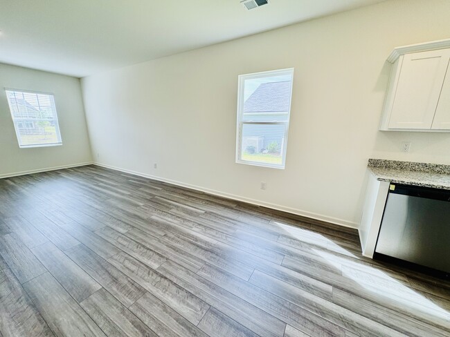 Building Photo - 554 Silver Pidgeon St