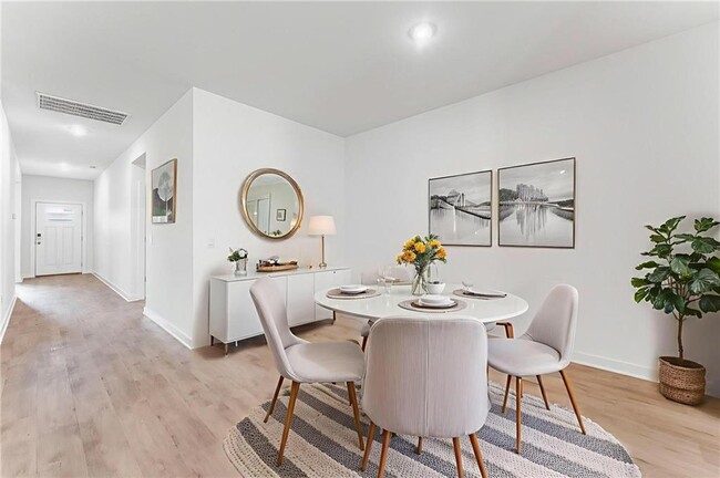 Building Photo - 114 S Maroon Ave