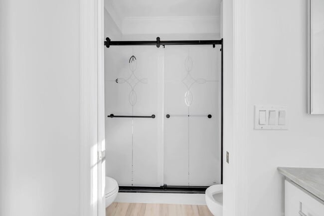 Building Photo - 1524 Glenlake Cir