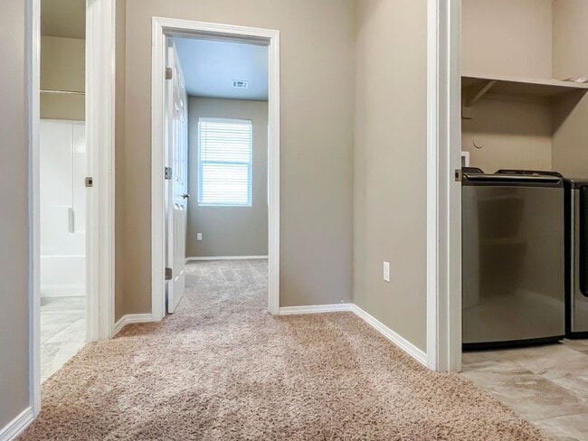 Building Photo - Modern 3 Bed 2 Bath Home - Pet Friendly!