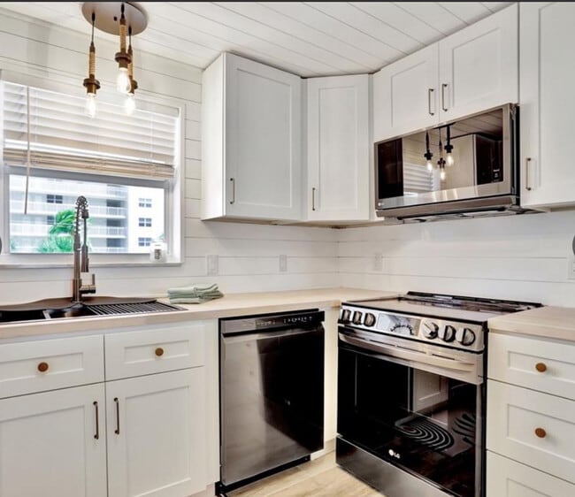 Building Photo - 1050 Hillsboro Mile