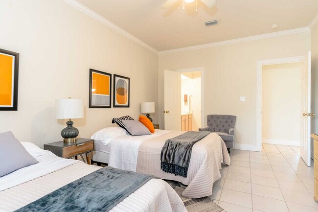 Building Photo - 2 E Lantana St