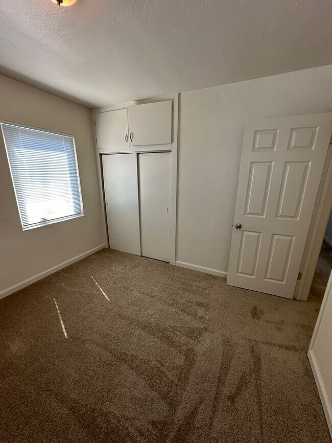 Building Photo - 2 bed/1 bath with garage