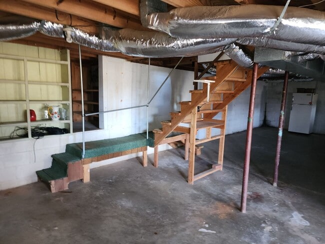 Building Photo - 3 bed 2 bath Rental