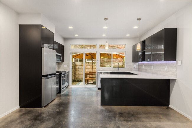 Building Photo - Newer 3 Bed 2.5 Bath Townhouse Close to Downtown