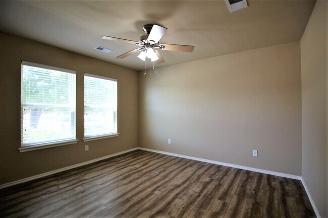Building Photo - Wonderful 3 bed + office or 2nd living, 2 ...