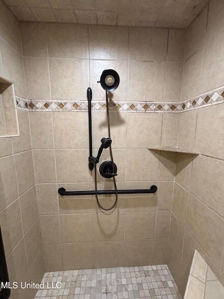 Building Photo - 132 Hillcrest Way