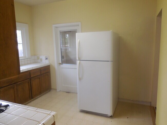 Building Photo - 3 Bedroom / 1 Bath House