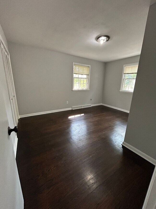 Building Photo - 5 bed 2 bath House in a quiet neighborhood