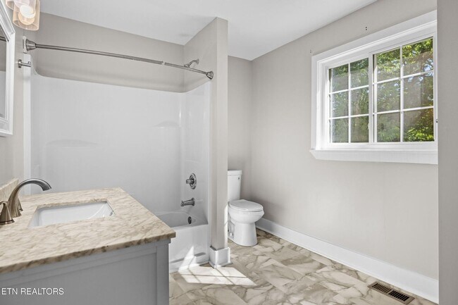 Building Photo - Maryville 37803 - COMING SOON 3 bedroom 2 bath - Furnished or Unfurnished - call Tom Parry 865-60...