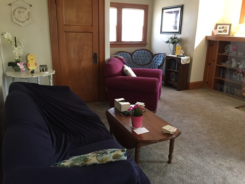 Nook off living room and walk-in closet - 1041 S 96th St
