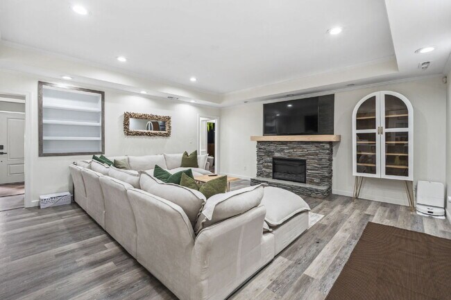 Building Photo - Peaceful and Luxury Living on 3+ Acres